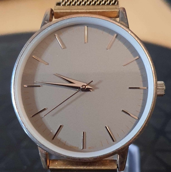 QRTZ Accessories - 🦋10/$20🦋 QRTZ  Goldtone/Brown Stainless Steel Milanese Women's Watch
